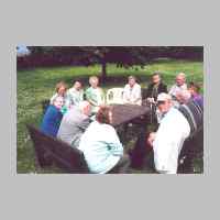 027-1014 Schultreffen Gross Engelau 2001. Die Gruppe in gemuetlicher Runde im Garten..jpg